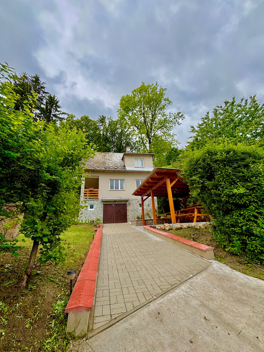 Exteriér Chaty Rozbřezka s pergolou a zahradou